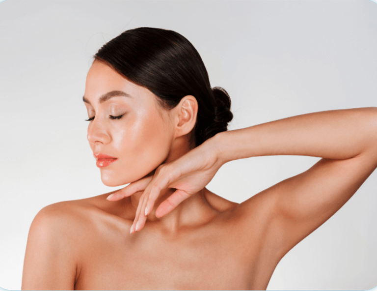 cierrese-encima-retrato-estudio-mujer-morena-piel-limpia-ojos-cerrados-aislado-sobre-blanco