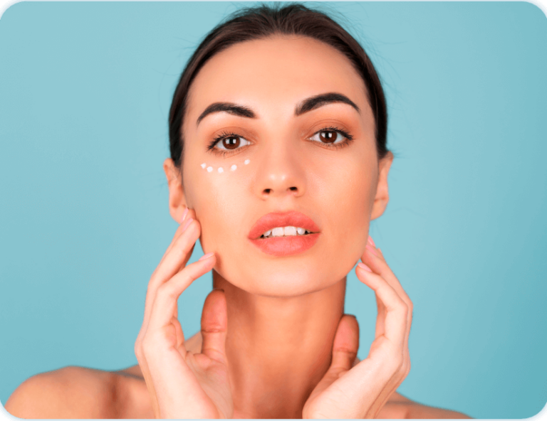 retrato-primer-plano-belleza-mujer-topless-piel-perfecta-maquillaje-natural-puntos-crema-anti-envejecimiento-hidratar-reafirmar-piel-debajo-ojos